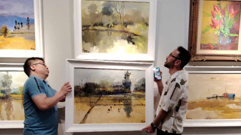 Nhà sưu tập quốc tế rất thích tranh ngập tràn sắc quê của Quỳnh Thơm. Nhà sưu tập quốc tế rất thích tranh ngập tràn sắc quê của Quỳnh Thơm.