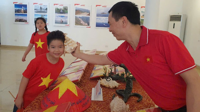Các em nhỏ rất thích lắng nghe tiếng gió trong vỏ ốc biển mang về từ Trường Sa. Các em nhỏ rất thích lắng nghe tiếng gió trong vỏ ốc biển mang về từ Trường Sa.