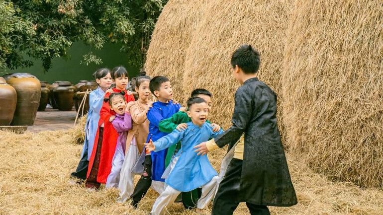 Các em nhỏ nô đùa trong hoạt động trải nghiệm.