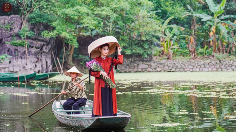 Vẻ đẹp của người phụ nữ trong trang phục áo tứ thân tại chùa Bích Động, Ninh Bình.