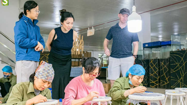 Du khách chiêm ngưỡng nghệ thuật thêu tay.