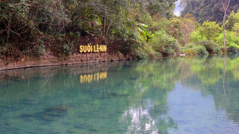 Suối Lê Nin in bóng mây trời. Suối Lê Nin in bóng mây trời.