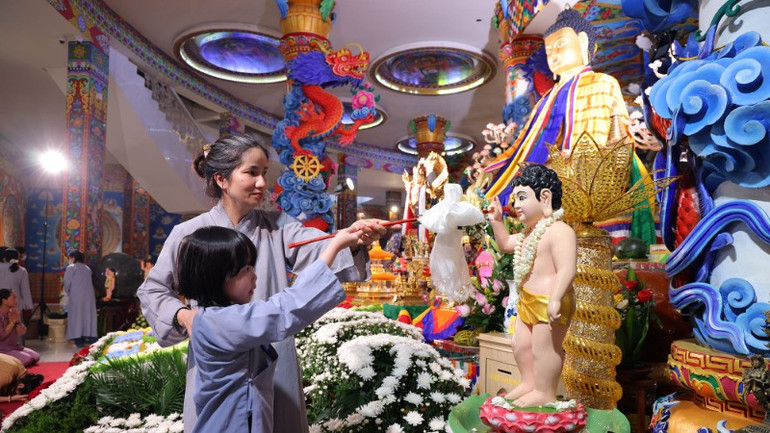 Các em thiếu nhi cũng được hướng dẫn thực hành lễ tắm Phật - một nghi lễ thiêng liêng trong mùa Phật đản.