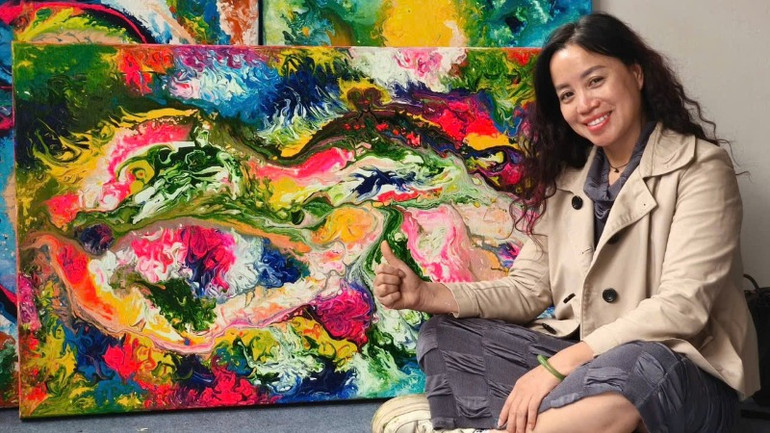 Họa sĩ Lê Thu Huyền bên tác phẩm. Họa sĩ Lê Thu Huyền bên tác phẩm.