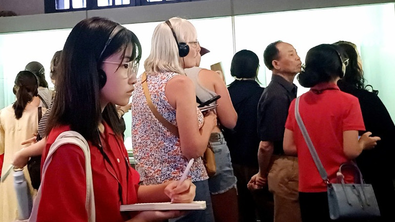 Các em chăm chú lắng nghe thuyết minh tự động và ghi chép dữ liệu.