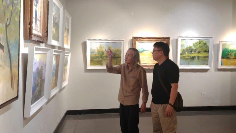 Họa sĩ Lương Xuân Đoàn, Chủ tịch Hội Mỹ thuật Việt Nam (bên trái) tham quan triển lãm. Họa sĩ Lương Xuân Đoàn, Chủ tịch Hội Mỹ thuật Việt Nam (bên trái) tham quan triển lãm.