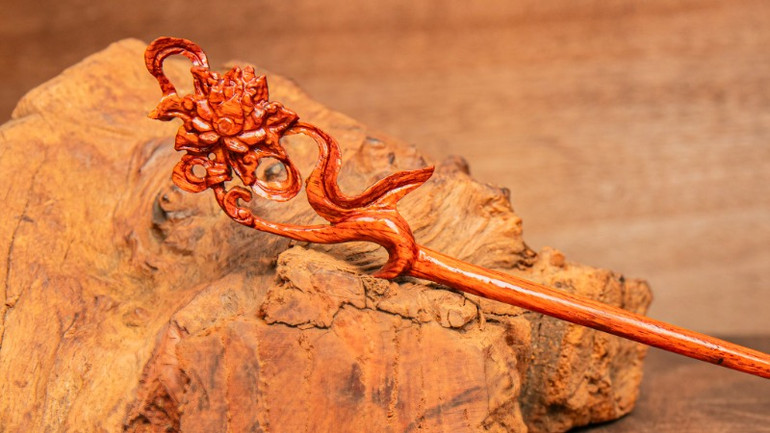 Trâm Hoa sen được phỏng tác theo mẫu hoa văn trên các di tích lịch sử có niên đại thời Trần và Lê sơ.