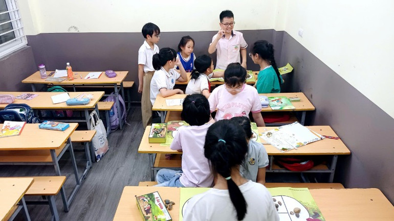 Khoảnh khắc thư giãn với trò chơi dân gian sau giờ học. Khoảnh khắc thư giãn với trò chơi dân gian sau giờ học.