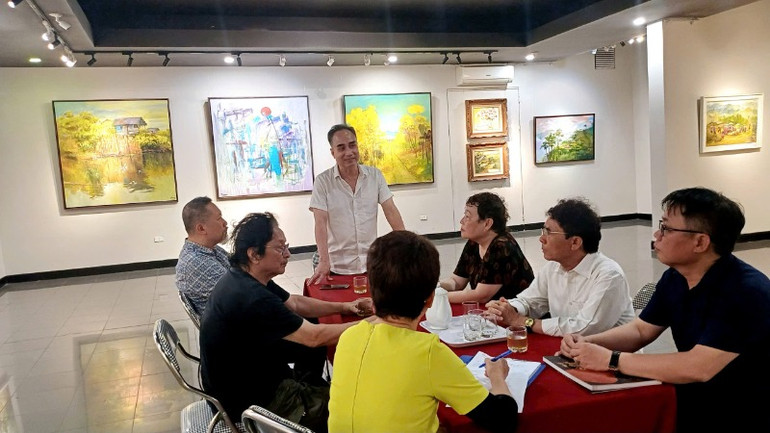Hội đồng duyệt tranh của Nhà triển lãm 16 Ngô Quyền, trực thuộc Hội Mỹ thuật Việt Nam đã có cuộc họp để trao đổi về tác phẩm của họa sĩ.