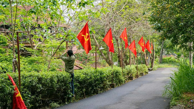 Đường vào hợp tác xã được cắm cờ trước ngày lễ trọng đại của đất nước.