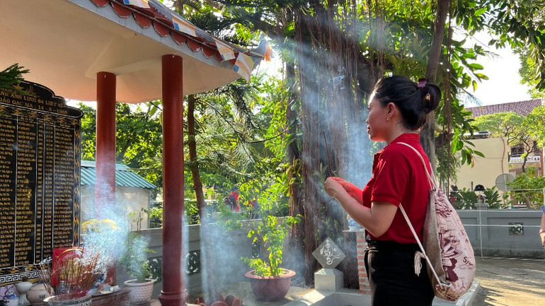 Khách thăm đảo với phút giây tĩnh lặng, xúc động ở chùa.