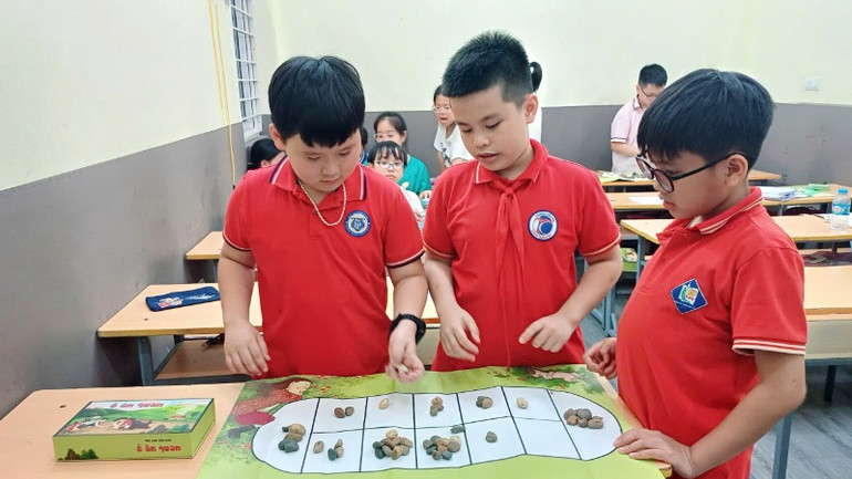 Trò chơi dân gian mang lại nhiều bài học quý trong cuộc sống. Trò chơi dân gian mang lại nhiều bài học quý trong cuộc sống.