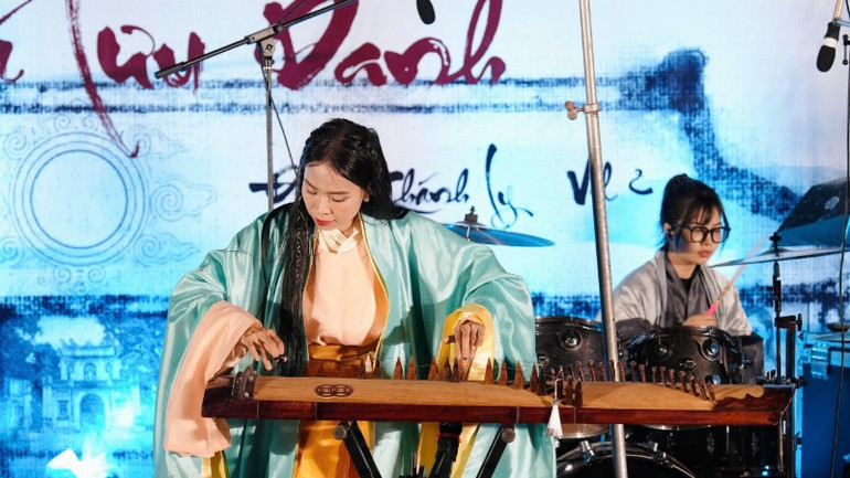 Đinh Khánh Ly "thổi hồn" vào âm nhạc truyền thống với hơi thở đương đại. Đinh Khánh Ly "thổi hồn" vào âm nhạc truyền thống với hơi thở đương đại.