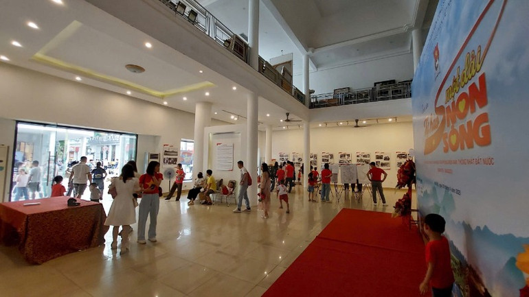 Không gian triển lãm được bố trí hợp lý để phục vụ khách tham quan chu đáo. Không gian triển lãm được bố trí hợp lý để phục vụ khách tham quan chu đáo.