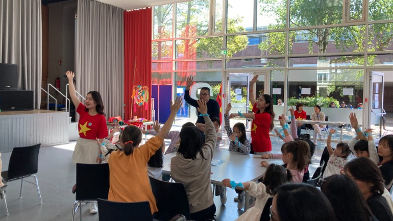 Không khí đầy hào hứng, tươi vui của ngày hội.