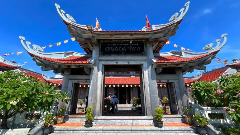 Cổng chùa Đá Tây A uy nghiêm mà gần gũi.