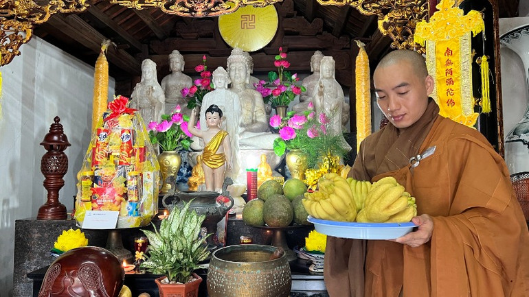 Sư trụ trì chuẩn bị lễ dâng cúng.