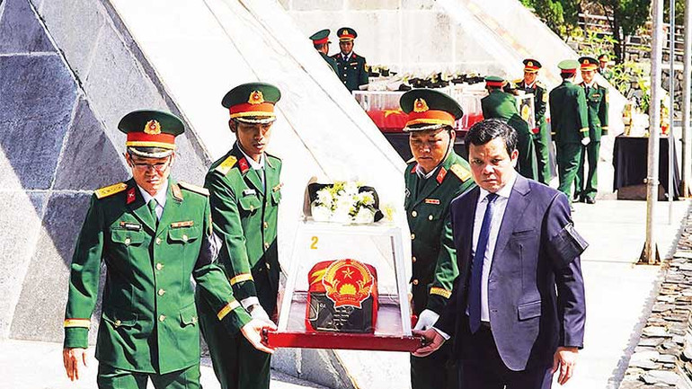 Đưa hài cốt các anh về nơi an nghỉ. Đưa hài cốt các anh về nơi an nghỉ.