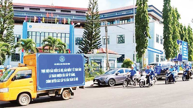 Bảo hiểm xã hội tỉnh Đắk Nông tổ chức tuyên truyền lưu động, hưởng ứng Tháng vận động, triển khai bảo hiểm xã hội toàn dân. Bảo hiểm xã hội tỉnh Đắk Nông tổ chức tuyên truyền lưu động, hưởng ứng Tháng vận động, triển khai bảo hiểm xã hội toàn dân.