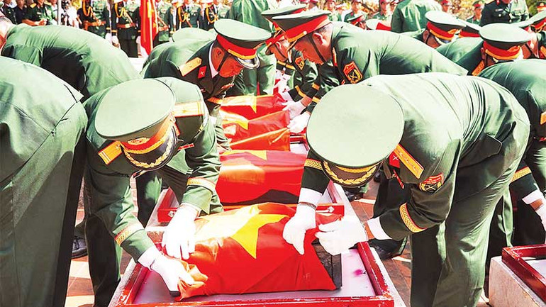 Thực hiện nghi lễ đưa các chuyên gia, liệt sĩ an nghỉ trên đất Mẹ. Thực hiện nghi lễ đưa các chuyên gia, liệt sĩ an nghỉ trên đất Mẹ.
