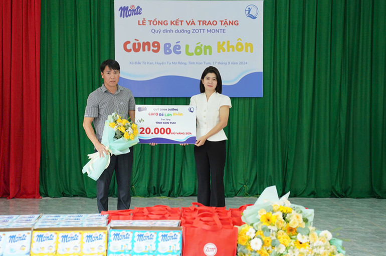 Quỹ Bảo trợ trẻ em Việt Nam trao 20.000 hũ váng sữa từ Quỹ Dinh dưỡng cho Sở Lao động-Thương binh và Xã hội hỗ trợ trẻ em khó khăn tỉnh Kon Tum. (Ảnh: NFVC)
