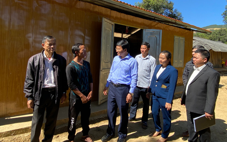 Ông Mùa A Vảng, Ủy viên Dự khuyết Trung ương Đảng, Bí thư Huyện ủy Điện Biên Đông động viên người dân bản Chóp Ly, xã Keo Lôm vươn lên trong cuộc sống.