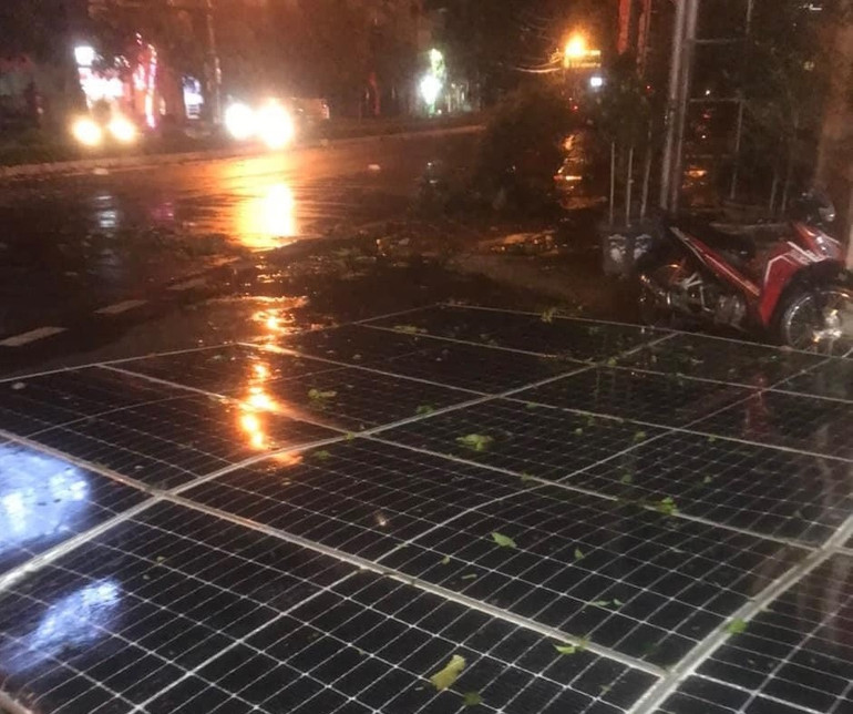 Cả tấm pin năng lượng cũng bị lốc cuốn rơi xuống đường.