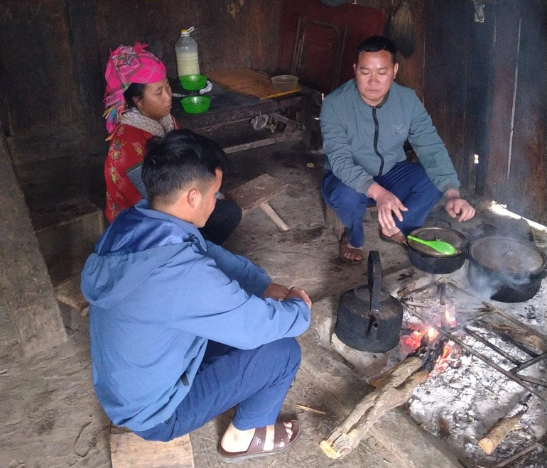 Thầy Tráng A Thào (đầu tiên bên trái) về bản Nậm Hính 2, xã Huổi Lếch vận động phụ huynh đưa con trở lại trường.