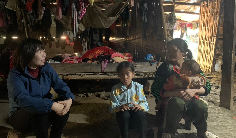 Cô giáo Kiềng Thị Thời vận động phụ huynh bản Cà Là Pá xã Leng Su Sìn cho con trở lại học tập.