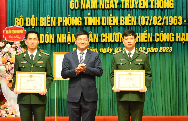 Đồng chí Lê Thành Đô, Chủ tịch Ủy ban nhân dân tỉnh Điện Biên, tặng Bằng khen của Ủy ban nhân dân tỉnh cho 2 cá nhân có nhiều thành tích xuất sắc trong công tác.