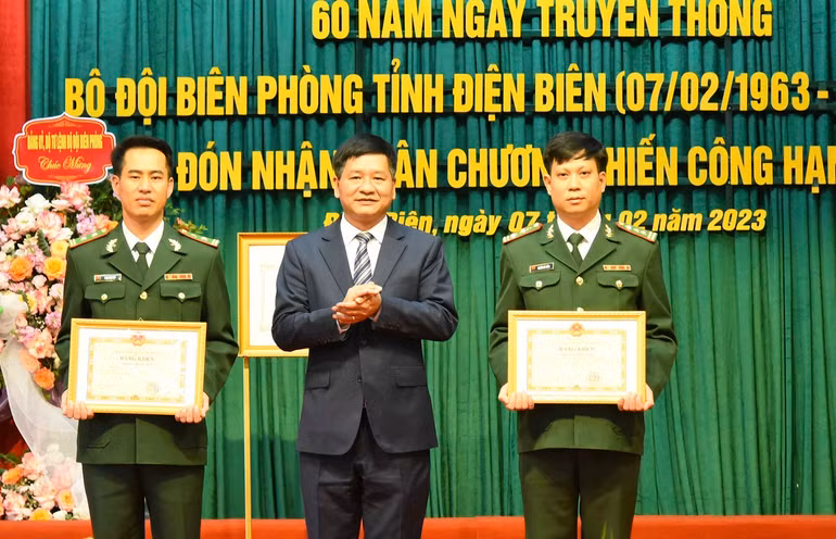 Đồng chí Lê Thành Đô, Chủ tịch Ủy ban nhân dân tỉnh Điện Biên, tặng Bằng khen của Ủy ban nhân dân tỉnh cho 2 cá nhân có nhiều thành tích xuất sắc trong công tác. Đồng chí Lê Thành Đô, Chủ tịch Ủy ban nhân dân tỉnh Điện Biên, tặng Bằng khen của Ủy ban nhân dân tỉnh cho 2 cá nhân có nhiều thành tích xuất sắc trong công tác.