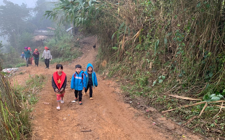 Học sinh Mường Nhé trở lại trường sau kỳ nghỉ Tết.