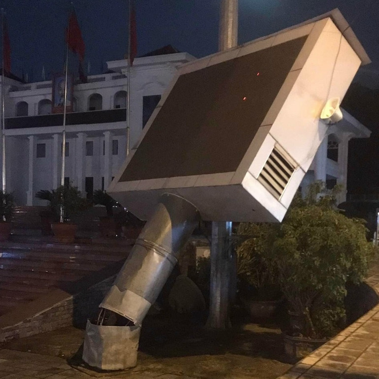 Màn hình led tại Quảng trường 7/5 bị đổ gẫy.