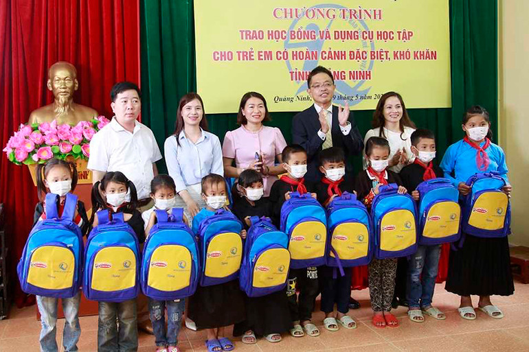 Dự án trao dụng cụ hỗ trợ học tập cho trẻ em có hoàn cảnh khó khăn tại xã Phong Dụ, huyện Tiên Yên, Quảng Ninh. (Ảnh: NFVC)