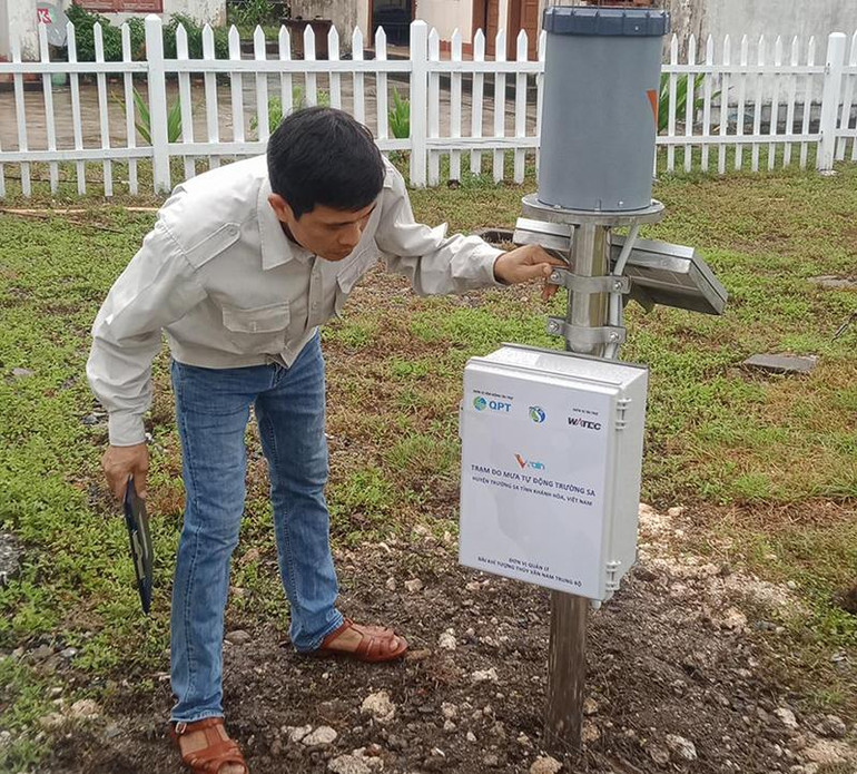 Quan trắc viên Trạm Khí tượng Hải văn Trường Sa nghiên cứu lắp đặt hệ thống đo mưa tự động. (Ảnh: Đơn vị cung cấp). Quan trắc viên Trạm Khí tượng Hải văn Trường Sa nghiên cứu lắp đặt hệ thống đo mưa tự động. (Ảnh: Đơn vị cung cấp).