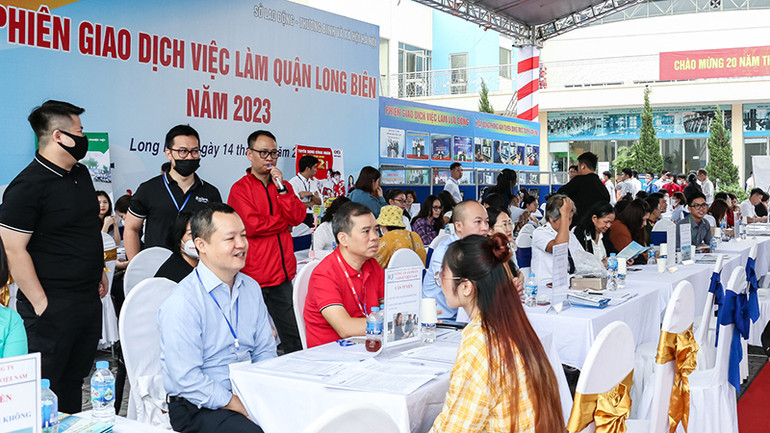 Phiên giao dịch việc làm quận Long Biên trong khuôn khổ Ngày hội gắn kết giáo dục nghề nghiệp Thủ đô với thị trường lao động. (Ảnh: Hà Nam)