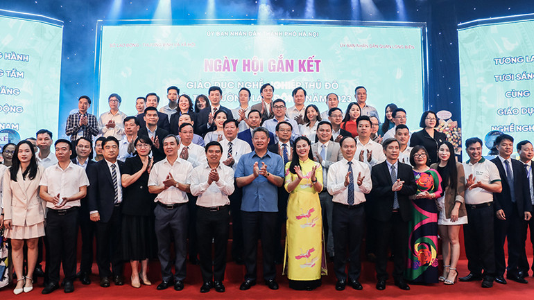 Lãnh đạo thành phố Hà Nội và các cơ sở giáo dục nghề nghiệp, doanh nghiệp tại Ngày hội. (Ảnh: Hà Nam)