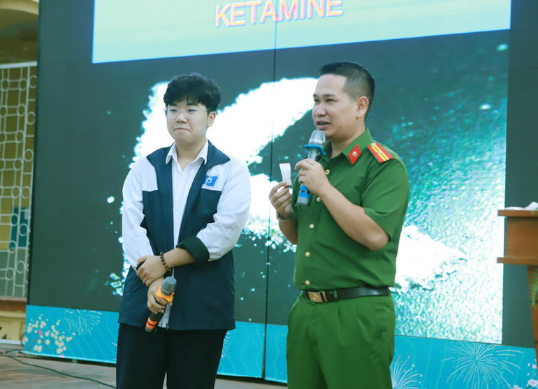 Học sinh trao đổi, tham gia giao lưu với chuyên gia về các tình huống về phòng chống ma tuý Học sinh trao đổi, tham gia giao lưu với chuyên gia về các tình huống về phòng chống ma tuý