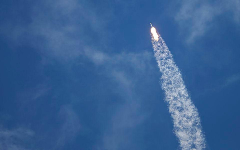 Tàu vũ trụ của SpaceX hướng đến trạm vũ trụ chở phi hành đoàn của NASA, Nga và Nhật Bản. Ảnh: Reuters.