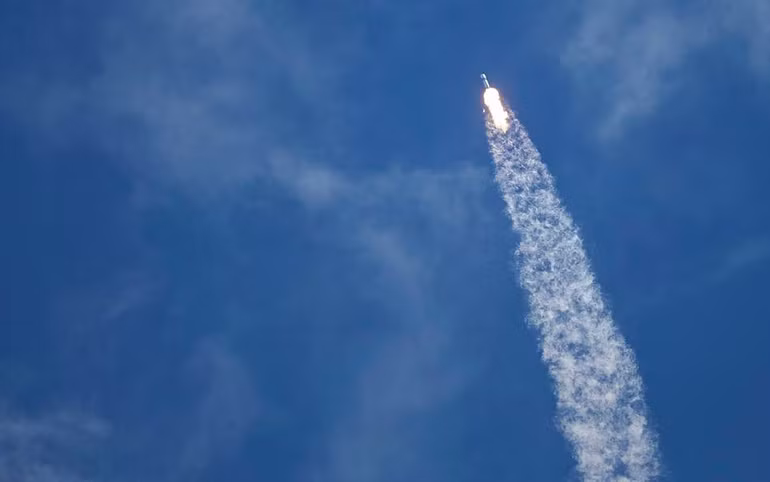 Tàu vũ trụ của SpaceX hướng đến trạm vũ trụ chở phi hành đoàn của NASA, Nga và Nhật Bản. Ảnh: Reuters.