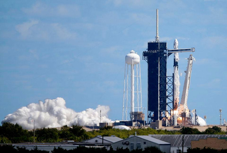 Tên lửa đẩy Falcon 9 phóng tàu vũ trụ Crew Dragon chở bốn thành viên phi hành đoàn lên Trạm Vũ trụ quốc tế từ Trung tâm Vũ trụ Kennedy của NASA. Ảnh: Reuters.