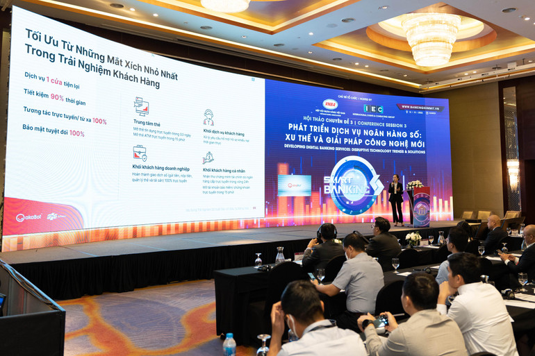 Bà Nguyễn Minh Nguyên Thành, Giám đốc kinh doanh Đông Nam Á akaBot chia sẻ tại phiên chuyên đề.