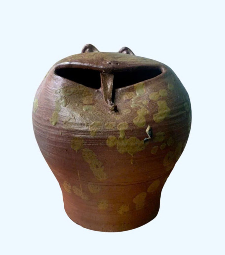 "Chum cóc vàng", chất liệu gốm Phù Lãng.