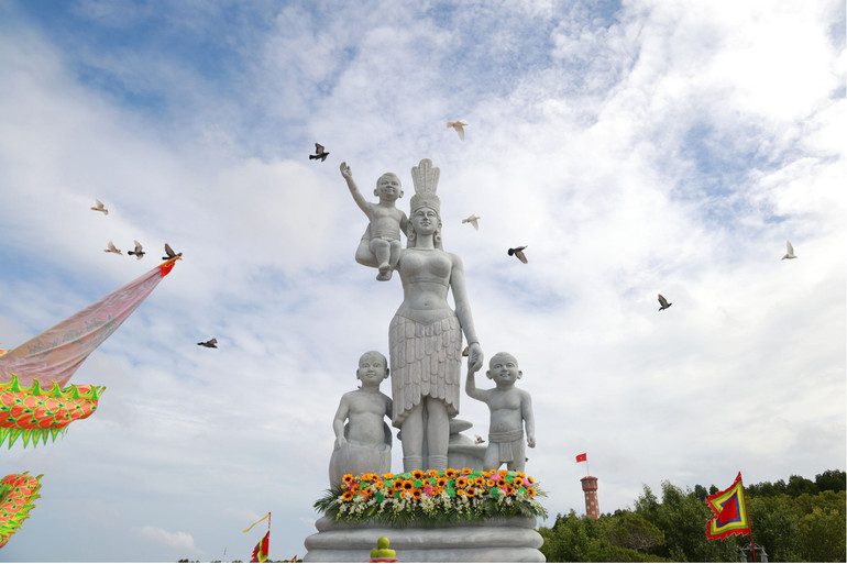 Tượng đài Mẹ ở Mũi Cà Mau.