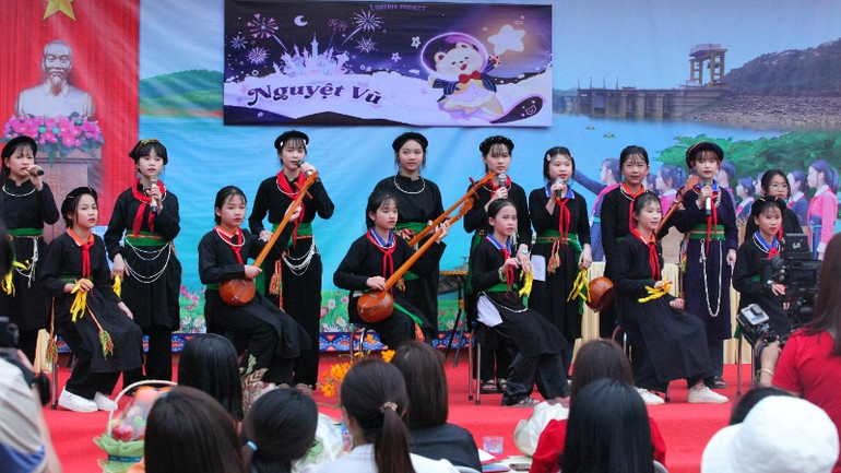 Tiết mục văn nghệ đậm đà bản sắc của học sinh trường nội trú.