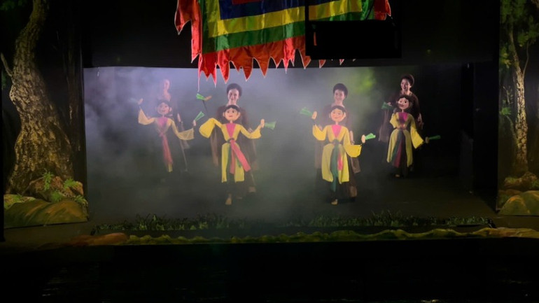 Sự kết hợp giữa người và nhân vật rối.