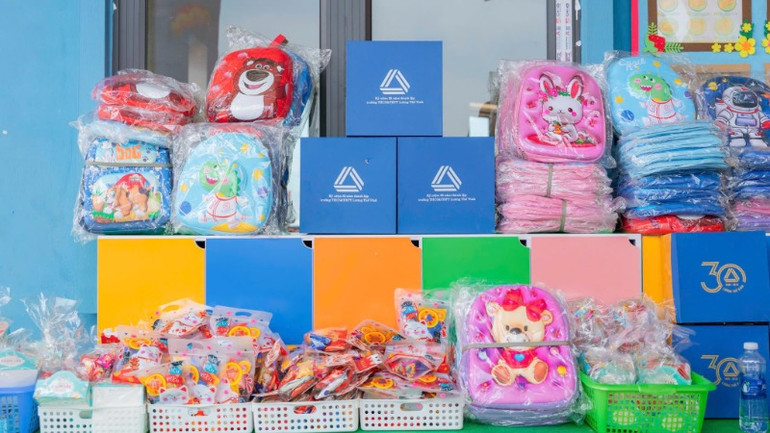 Thầy cô giáo, phụ huynh, học sinh Trường THCS và THPT Lương Thế Vinh đã tặng nhiều món quà ý nghĩa, thiết thực cho điểm trường Hú Trù Lình.