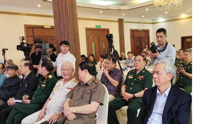 Nhiều văn nghệ sĩ và các cựu chiến binh có mặt để chia sẻ niềm vui cùng tác giả.