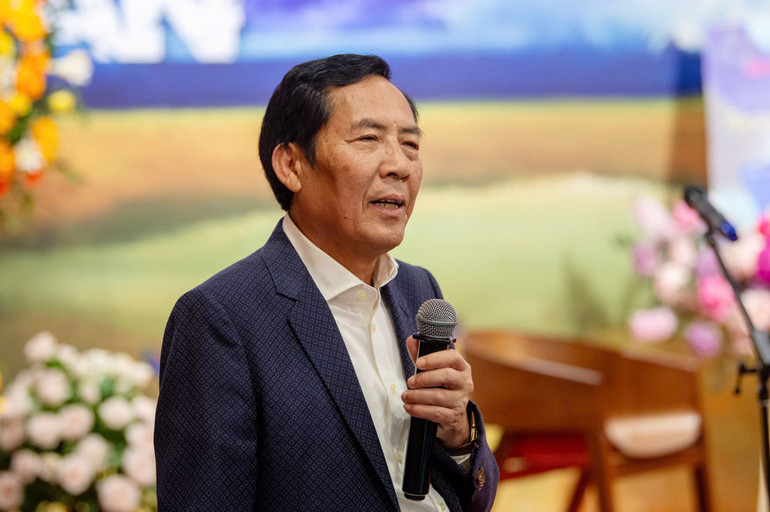 Nhà thơ Thuận Hữu với lời chia sẻ đầy mộc mạc, xúc động tại buổi lễ. Nhà thơ Thuận Hữu với lời chia sẻ đầy mộc mạc, xúc động tại buổi lễ.