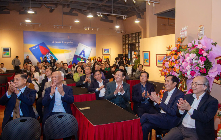 Hai tác phẩm được chào đón trong không gian ấm áp. Hai tác phẩm được chào đón trong không gian ấm áp.